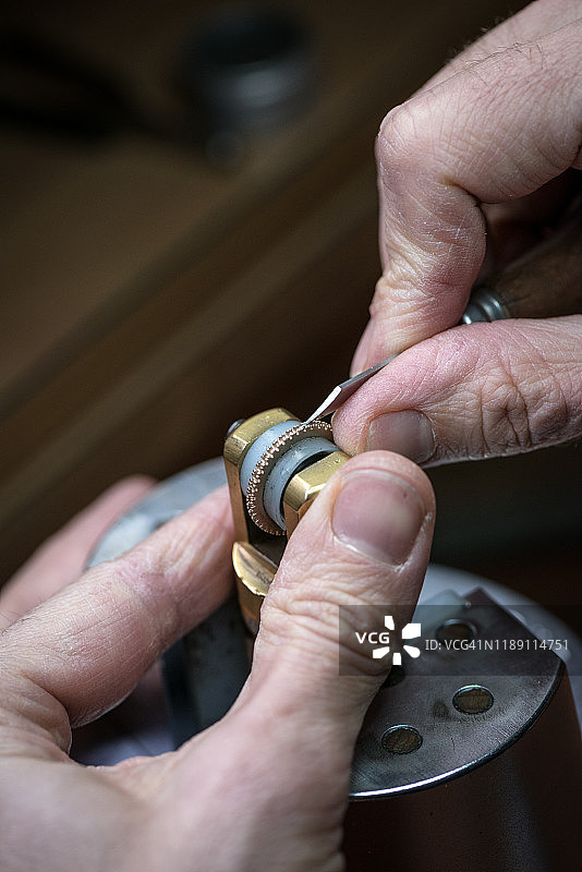 珠宝工艺实验室：使用显微镜的工人图片素材