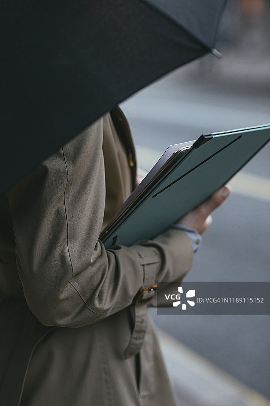 拿着雨伞的女商人图片素材