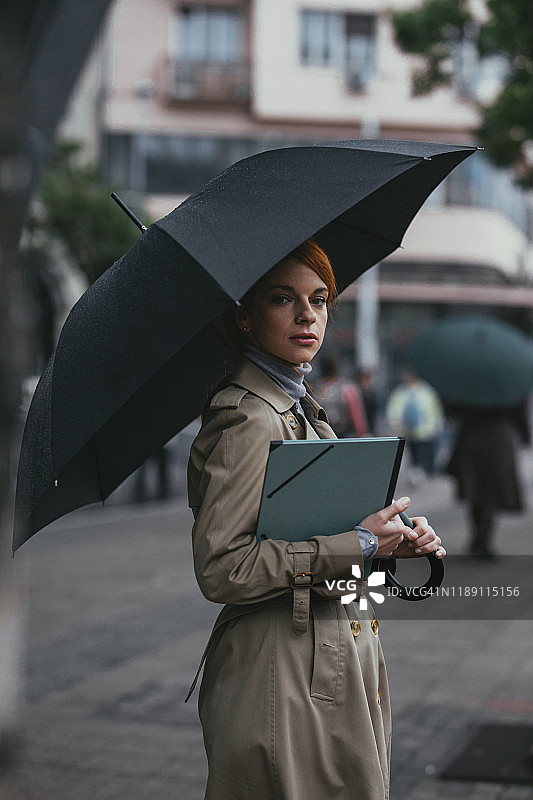 打伞的女人肖像图片素材
