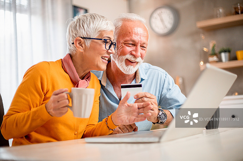 老年夫妇使用平板电脑购物图片素材