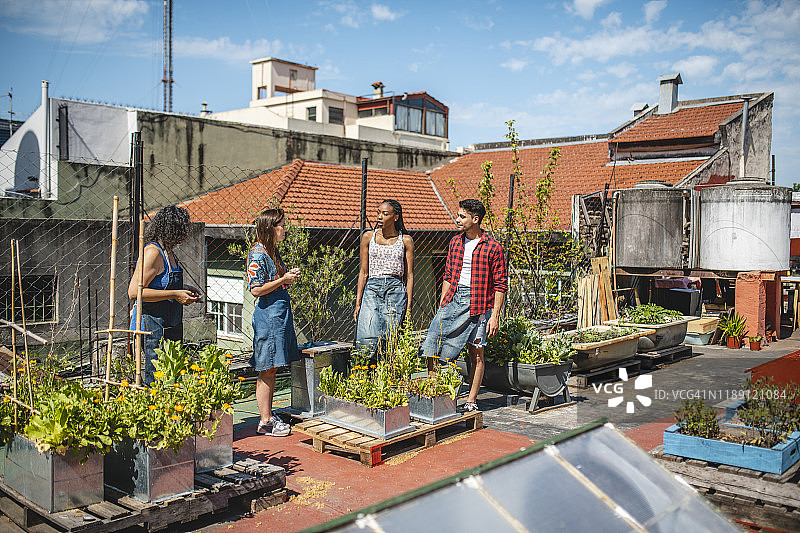 站在屋顶花园中的不同社区成员图片素材