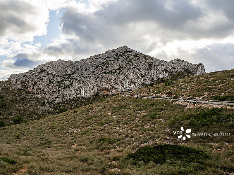 马略卡岛多云天空下的山景和松树林图片素材