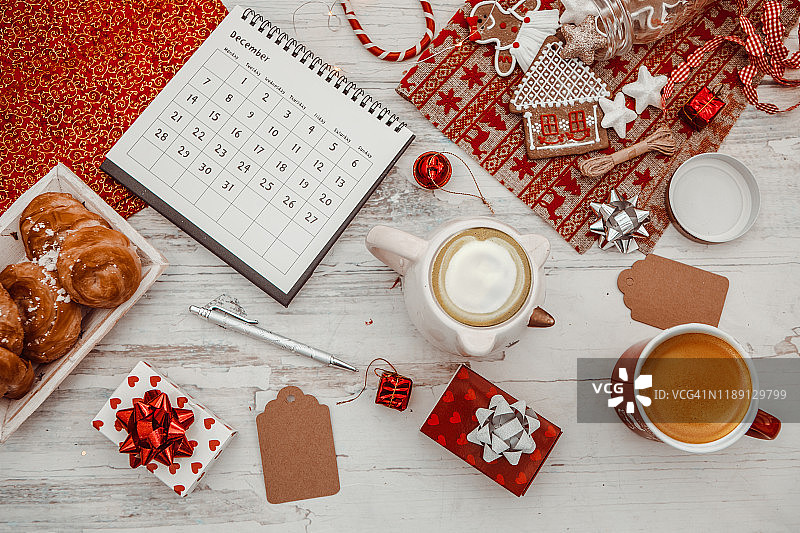 白色乡村背景中的12月日历俯视图图片素材