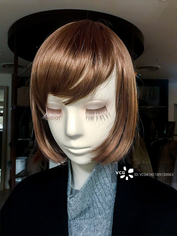 闭着眼睛穿着冬装的女性人体模型图片素材