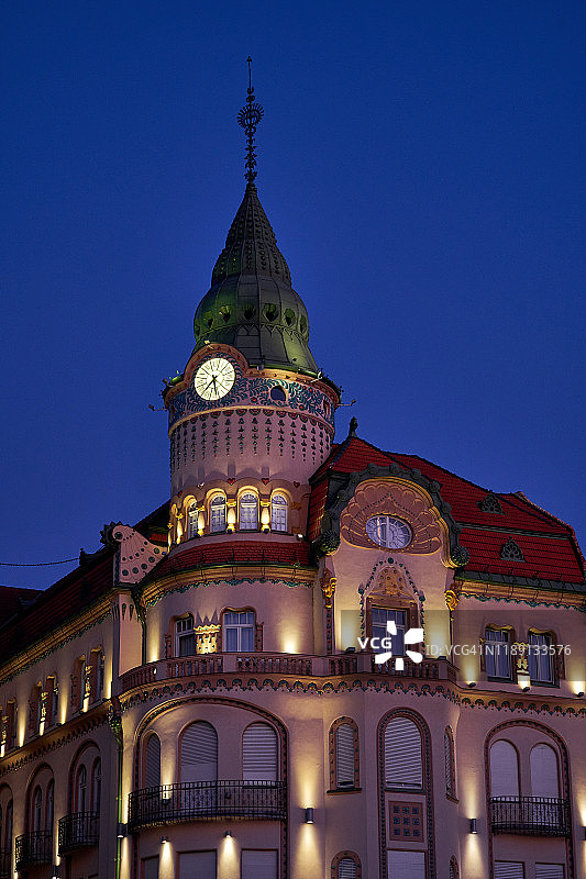 奥拉迪亚黑鹰宫购物中心紫色日落，罗马尼亚，欧洲图片素材