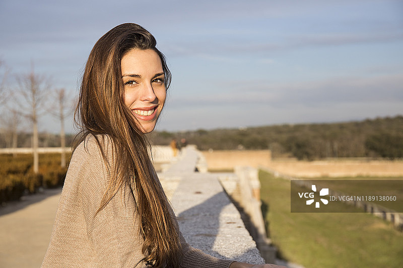 靠在石头上的年轻女子肖像图片素材