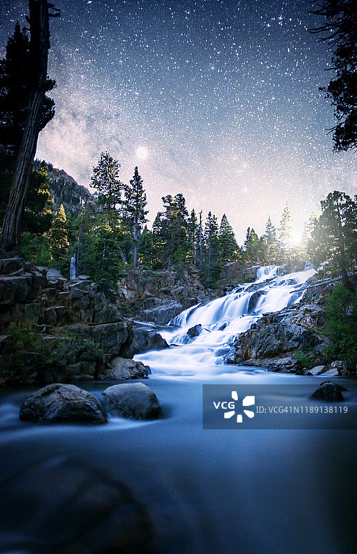 太浩湖的月落图片素材