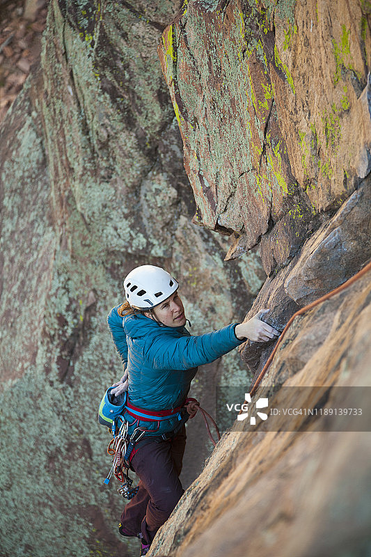在科罗拉多州埃尔多拉多峡谷攀岩时，女人用白垩粉擦手图片素材