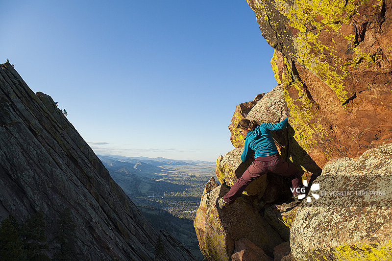 女人在科罗拉多州博尔德徒手攀登二号熨斗山图片素材