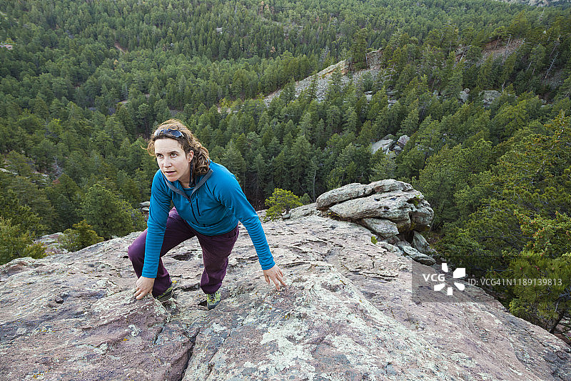 女人在科罗拉多州博尔德徒手攀登二号熨斗山图片素材