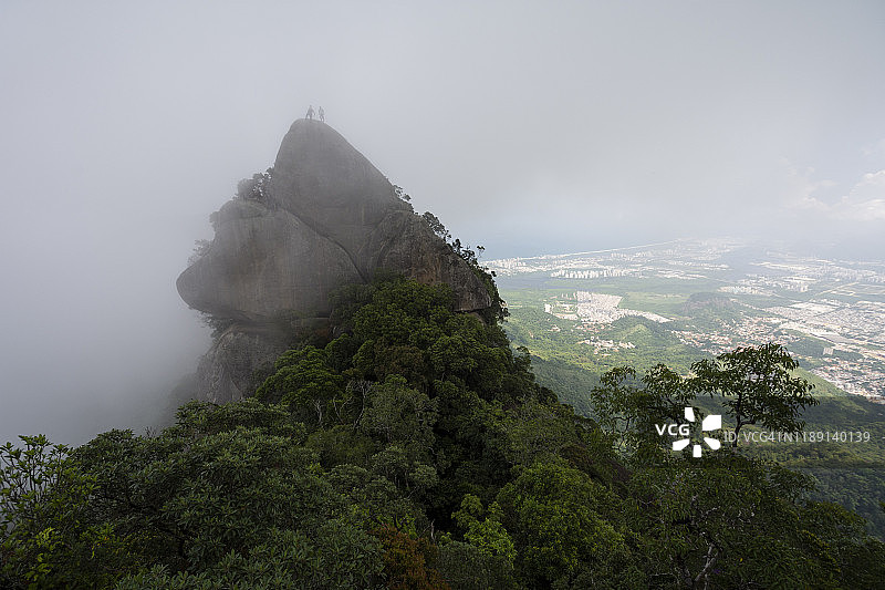 岩石山峰风景，峰顶有人图片素材