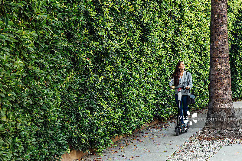 骑踏板车的女人图片素材