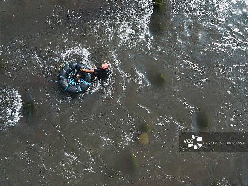 河流中的男人航拍视角图片素材