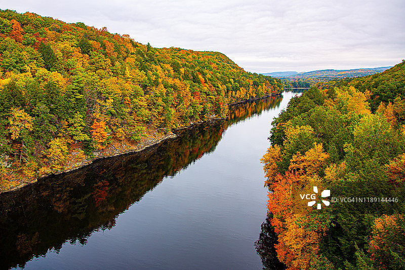 从马萨诸塞州吉尔的法国国王大桥上看到的景色图片素材