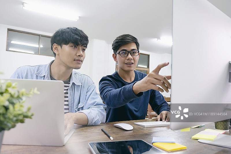 程序员和开发团队正在编码和开发软件图片素材