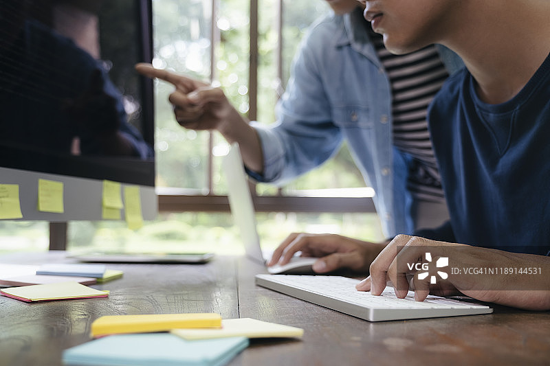 程序员和开发团队正在编码和开发软件图片素材