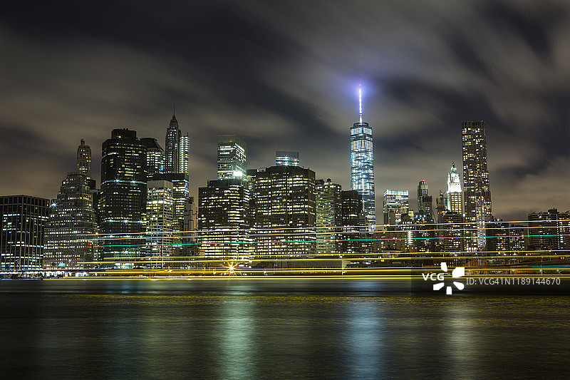 在东河上驶过纽约自由塔的渡轮灯光图片素材
