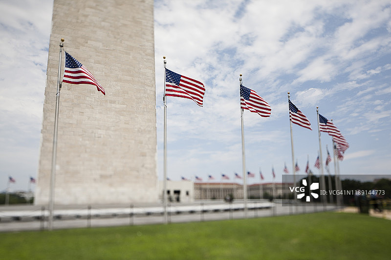 倾斜摄影：华盛顿特区华盛顿纪念碑下的旗帜景观图片素材