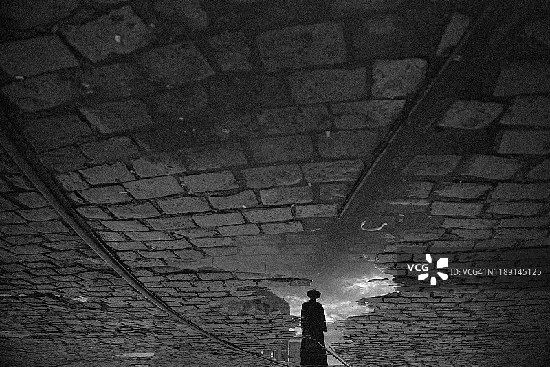 倒映在萨尔瓦多-达巴伊亚水坑中的神父图片素材