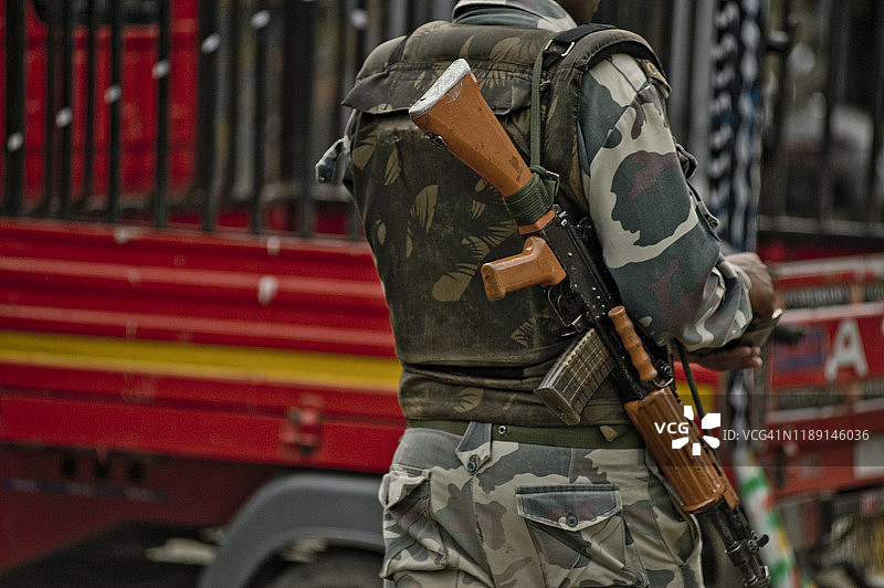 持机枪和穿迷彩服的士兵图片素材