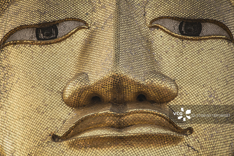 卧佛寺巨型站立佛像面部细节图片素材