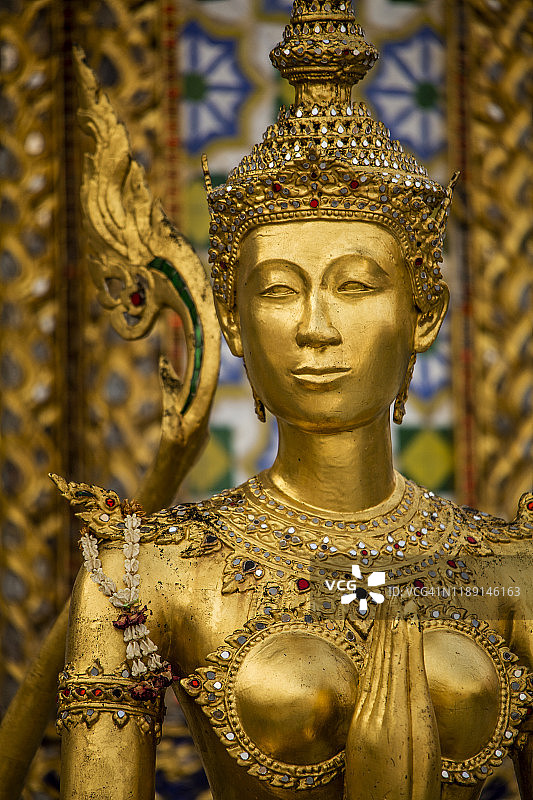 大皇宫内的金色金娜丽雕像图片素材