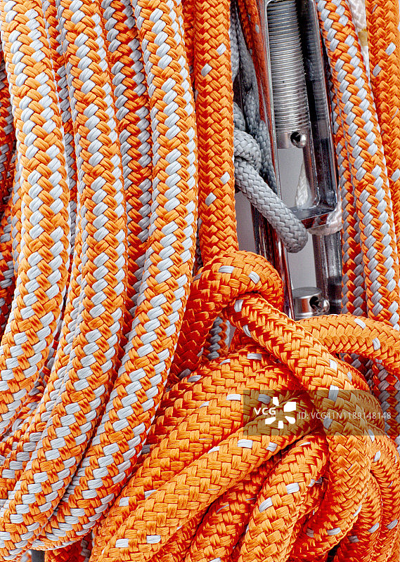 游艇桅杆上的橙色绳索图片素材