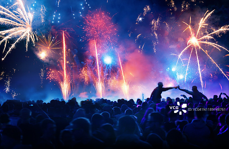 充满活力的烟花表演前的人群图片素材