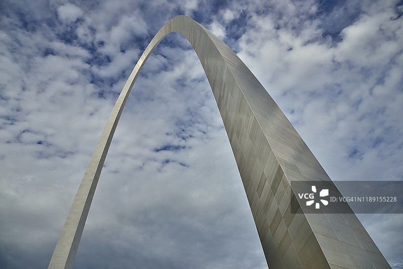 一个似乎翱翔于天空之上的拱门图片素材