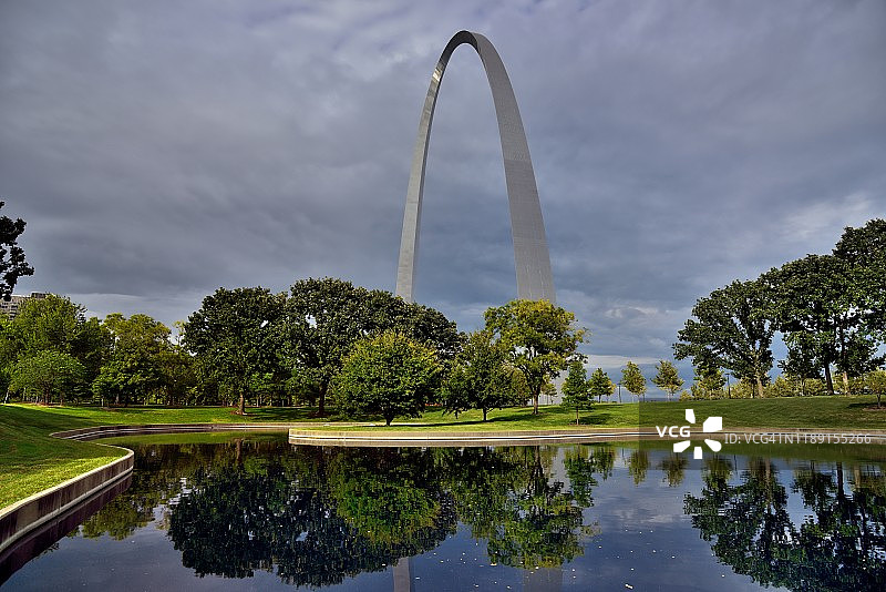 倒影池塘、树木和拱门图片素材