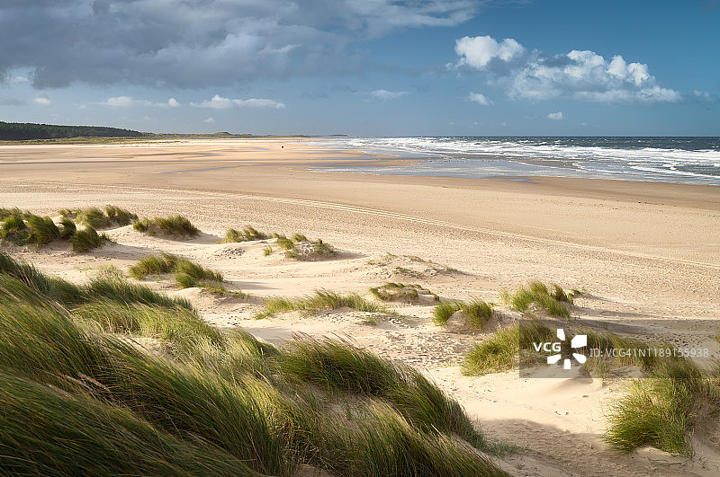 诺福克郡北部海岸霍克姆海滩阳光明媚的下午图片素材