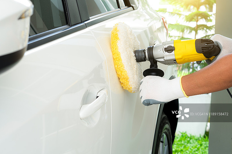汽车精细护理系列：工人为白色车门打蜡图片素材