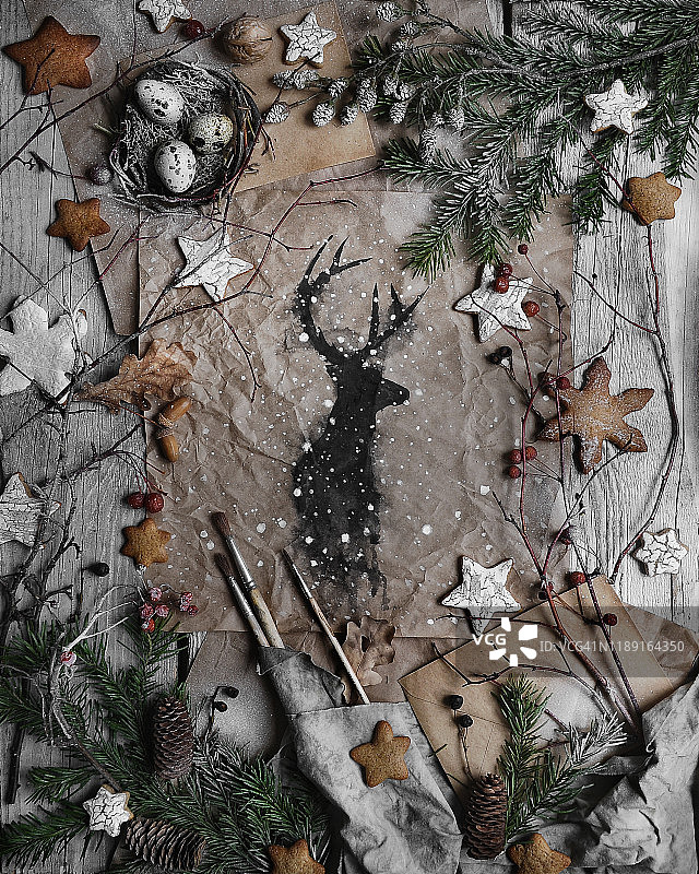 圣诞节符号和平铺装饰，复古纹理纸上手绘带艺术元素的鹿图片素材