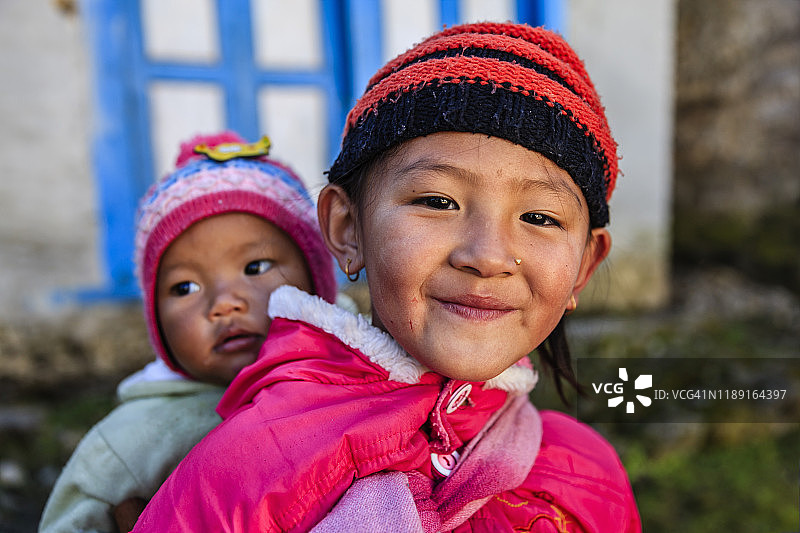 在尼泊尔索卢昆布背着婴儿的小女孩图片素材
