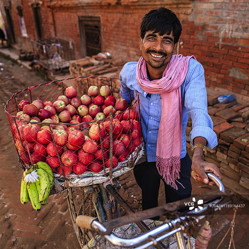 在巴克塔普尔街头卖苹果的印度男人图片素材