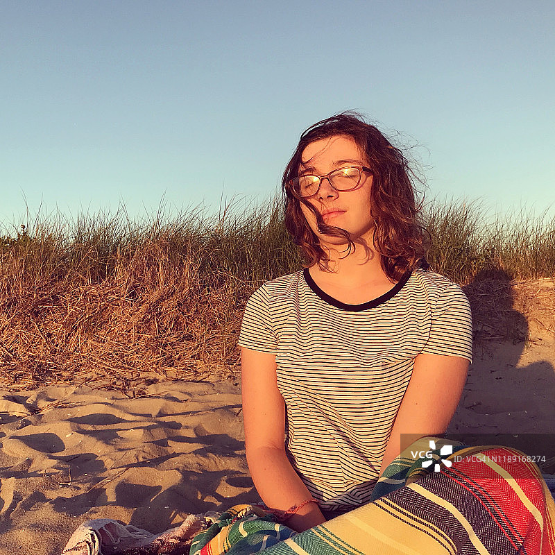 在海滩沐浴夕阳的少女图片素材