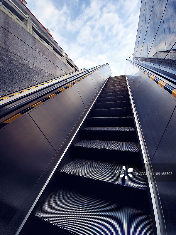 蓝天白云下的地铁出口图片素材