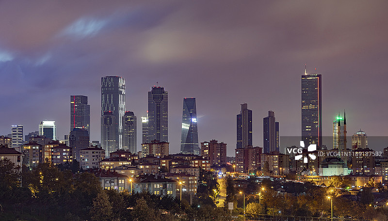 土耳其伊斯坦布尔贝西克塔斯区现代天际线夜景图片素材