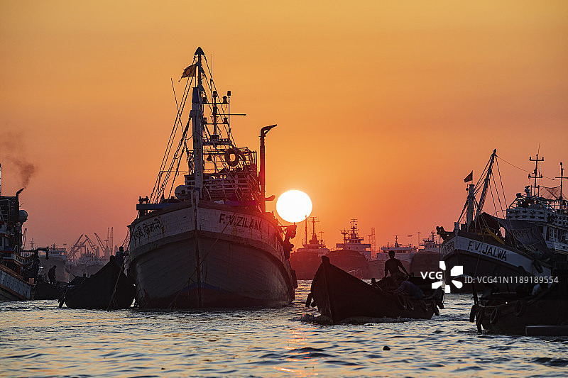 卡纳普里河日落时的船只图片素材