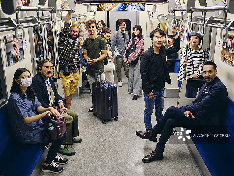 拥挤的日本地铁车厢图片素材