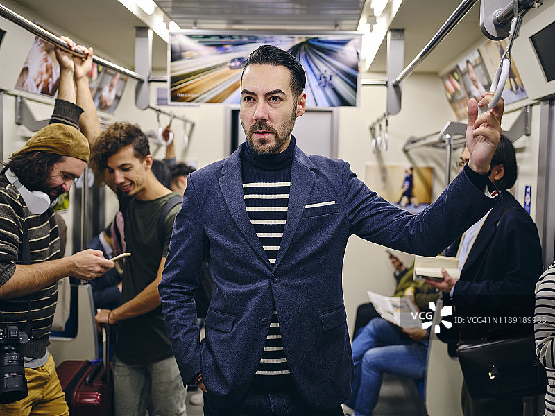 拥挤的日本地铁车厢图片素材