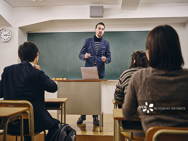 日本教室里的成年学生们图片素材
