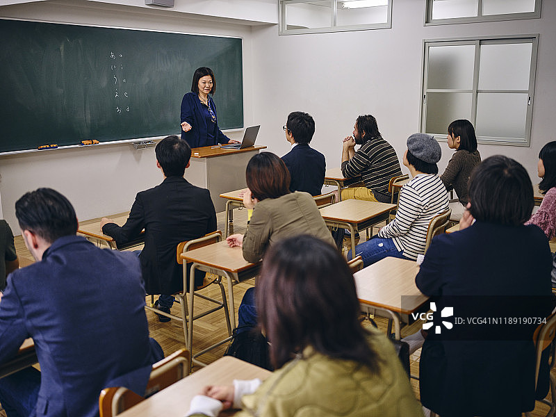 日本教室里的成年学生们图片素材