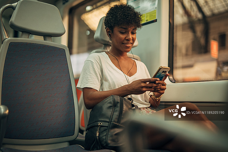 火车上的漂亮女人图片素材