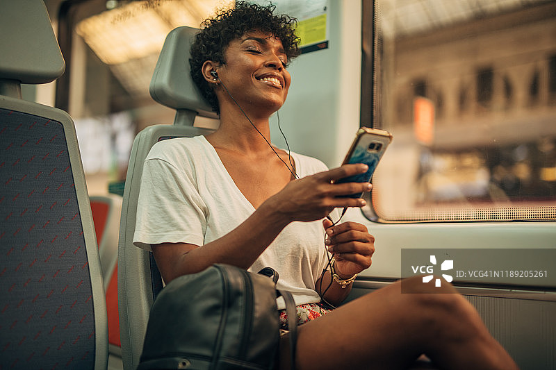 火车上的漂亮女人图片素材