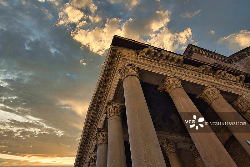 万神庙的角落及其柱子和引人注目的天空，罗马标志图片素材