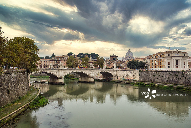 罗马全景：圣彼得大教堂与台伯河图片素材