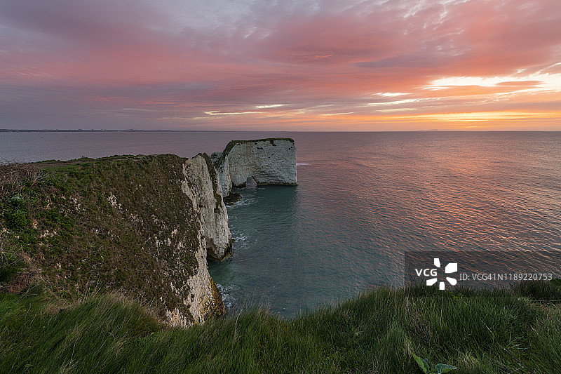 日出时分的英格兰多塞特郡老哈里岩石图片素材