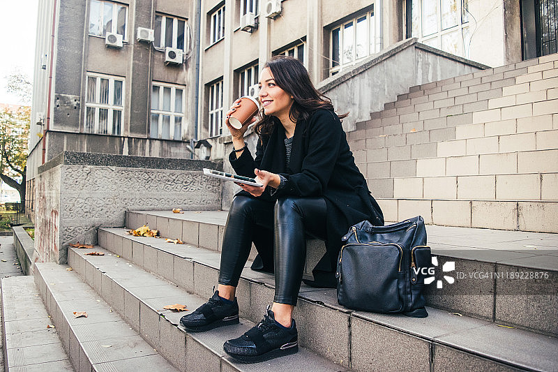 年轻女孩阅读电子书图片素材