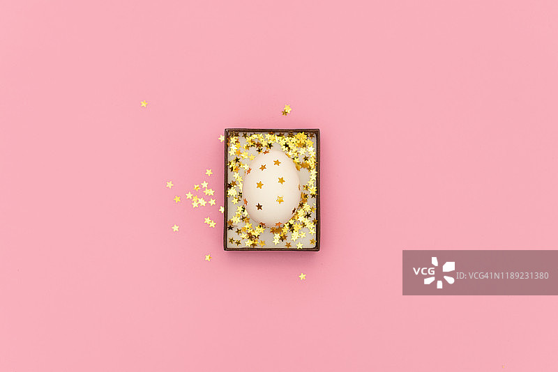 木制背景上系有彩色丝带蝴蝶结的巧克力复活节彩蛋图片素材